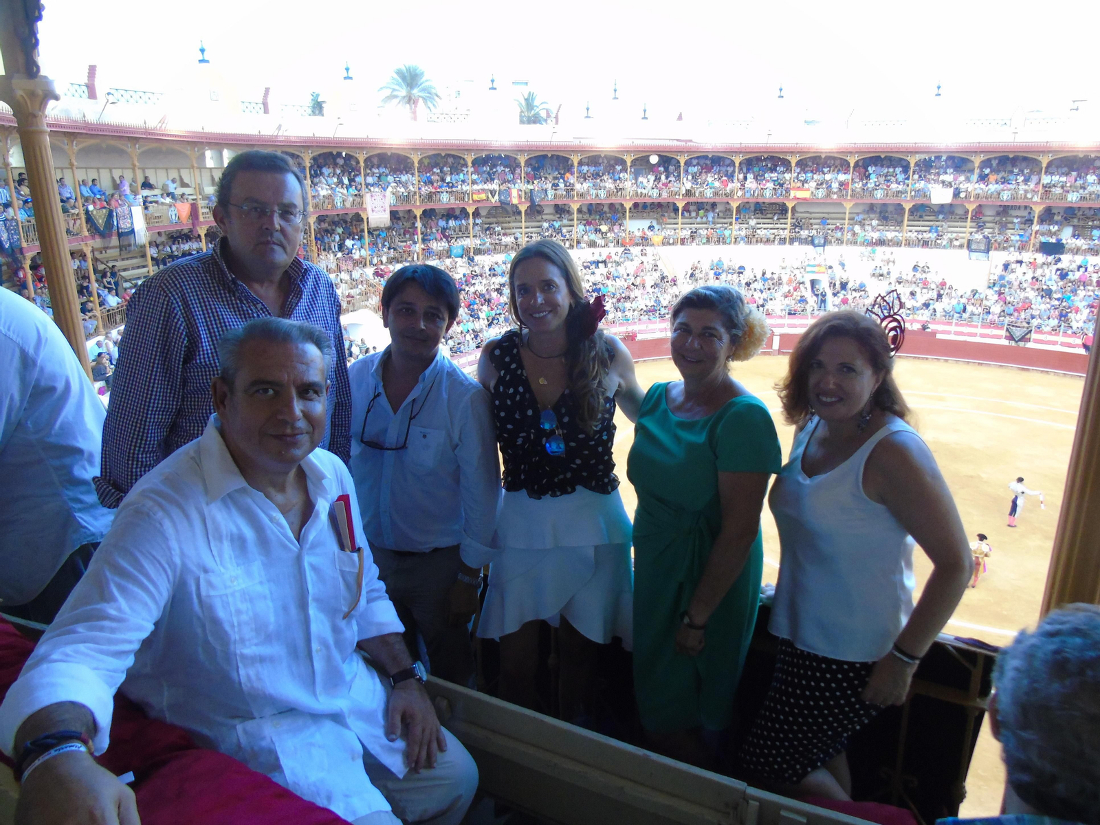 Miembros del ayuntamiento disfrutando de la tarde taurina de ayer.
