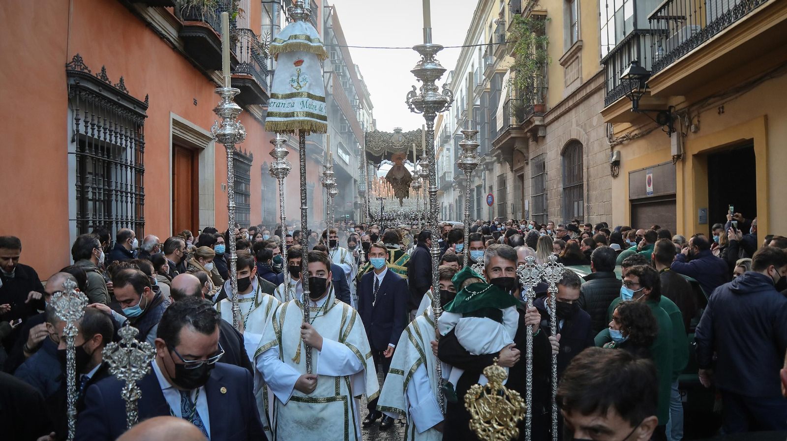 Gran ambiente cofrade en el traslado de la Virgen de la Esperanza a la Catedral
