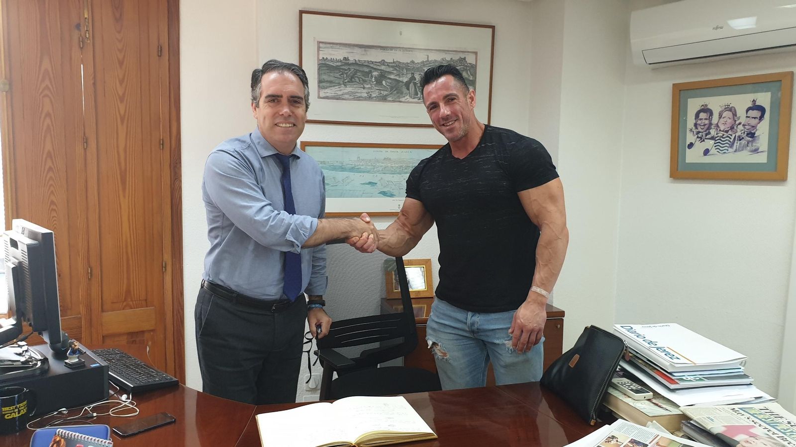 Álvaro Ordónez estrecha la mano de Rafael Navas, director de Diario de Jerez, tras firmar en el libro de honor.