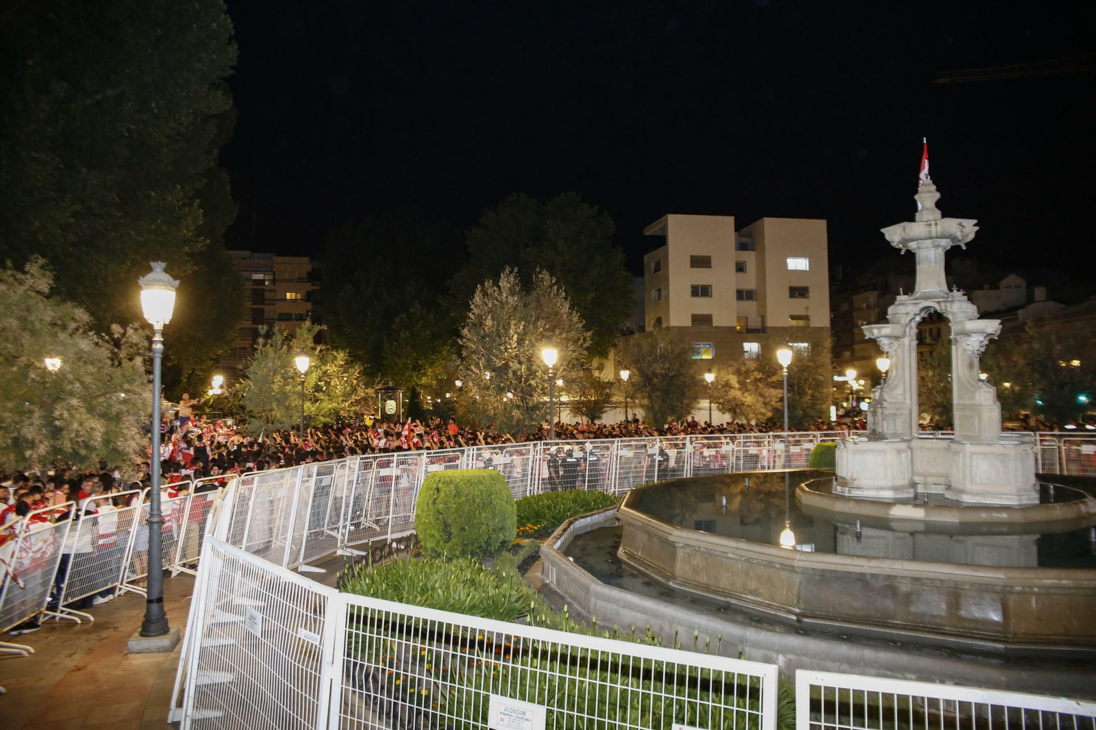 Las mejores imágenes de cómo Granada celebró el ascenso en la Fuente de las Batallas