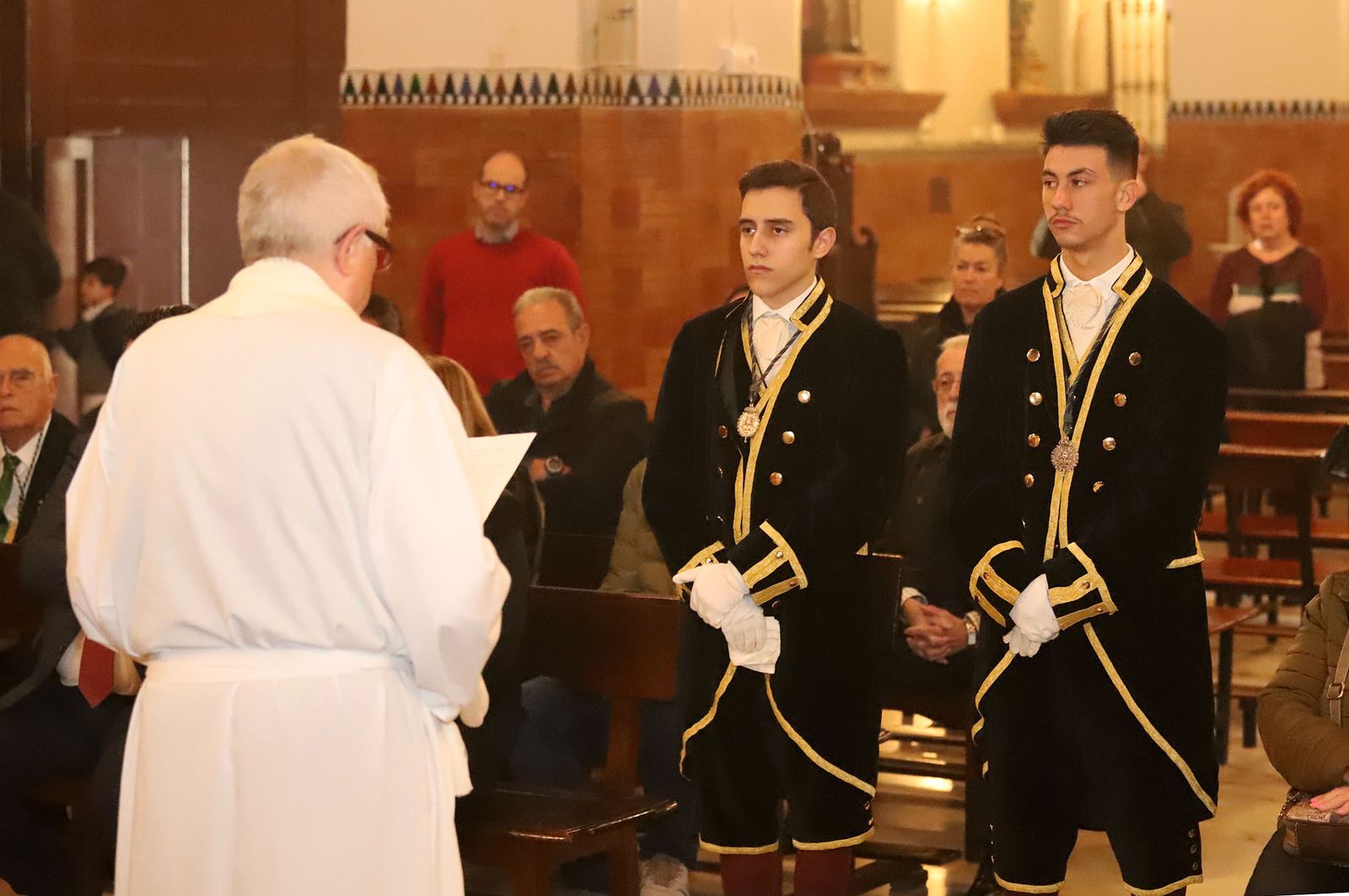 Imágenes de la bendición la la nueva túnica del Señor de Pasión y posterior besamanos