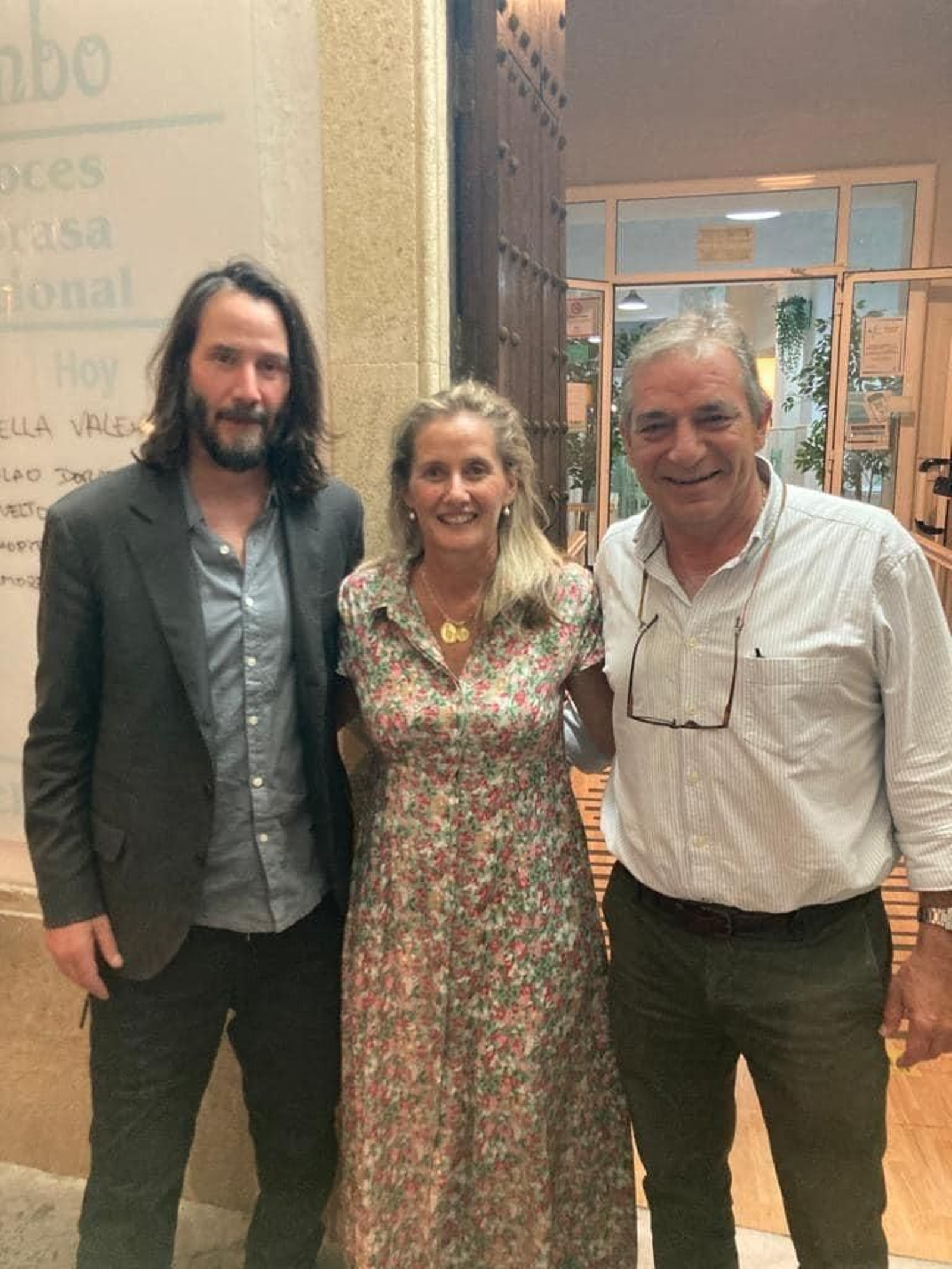 Keanu Reeves, con el propietario de Bocarambo, Manolo Garcíay su esposa Paloma González