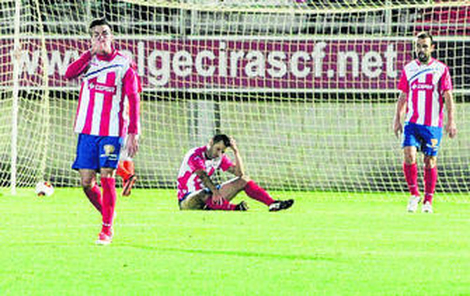 Los jugadores albirrojos se lamentan el pasado martes.