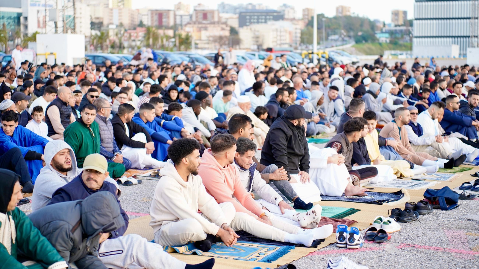 Fotos: Los musulmanes de Algeciras finalizan el mes de ayuno del Ramadán con un rezo comunitario en el Llano Amarillo