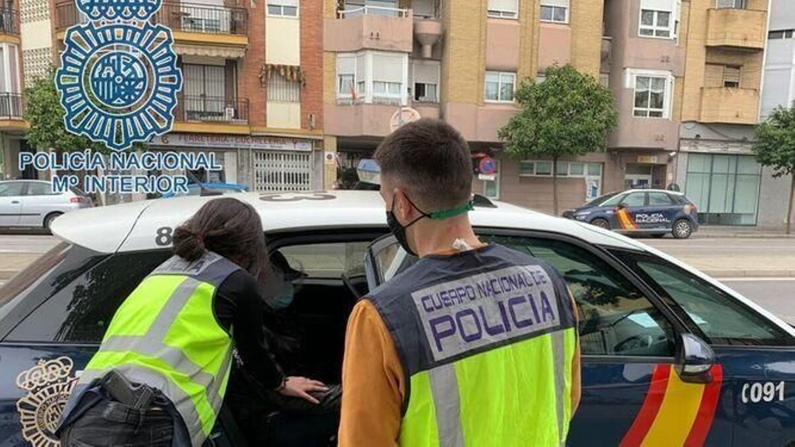 Agentes de la Comisaría de Nervión trasladan a uno de los detenidos