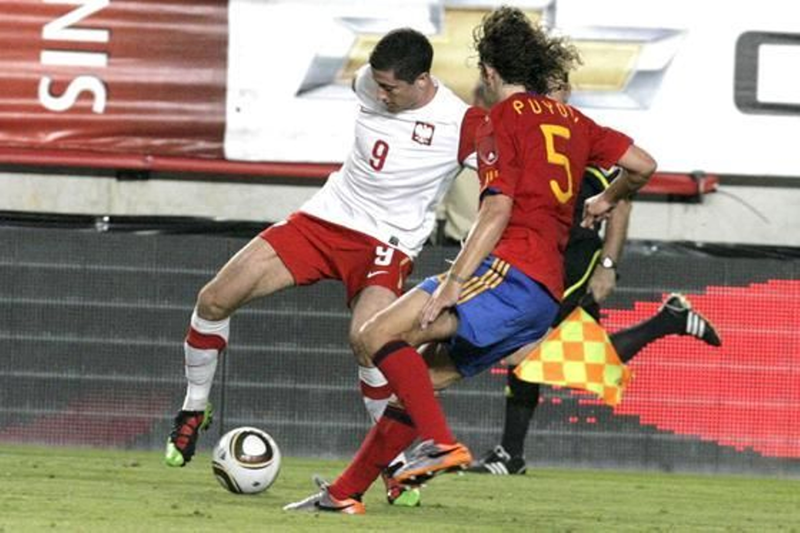 Puyol, inconmesurable atrás junto a Piqué. / EFE