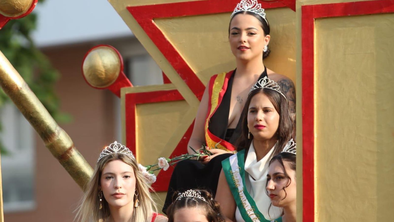 Un desfile de carrozas por el centro ejidense hizo las delicias de los asistentes.