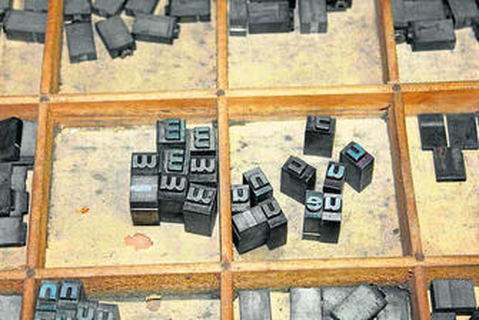 1. Abel Martín, Fátima González  y Marta Pérez Asiáin, tres de los miembros fundadores de la asociación cultural Les Chevalets.  2. Algunos de los tipos de plomo que utilizan para sus trabajos. 3. Tarjetas de visita, libretas, marcapáginas  y otros de los productos  de Les Chevalets. 4. Clichés y composiciones ya preparados.