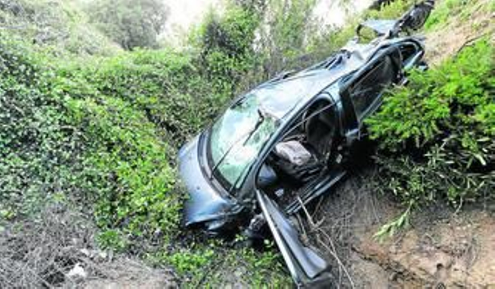 El coche de la desaparecida, ayer en el barranco de Málaga en el que fue encontrado.