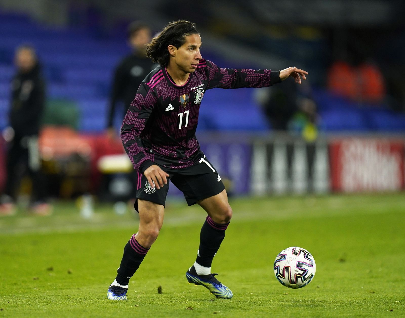 Diego Lainez en un partido con México.