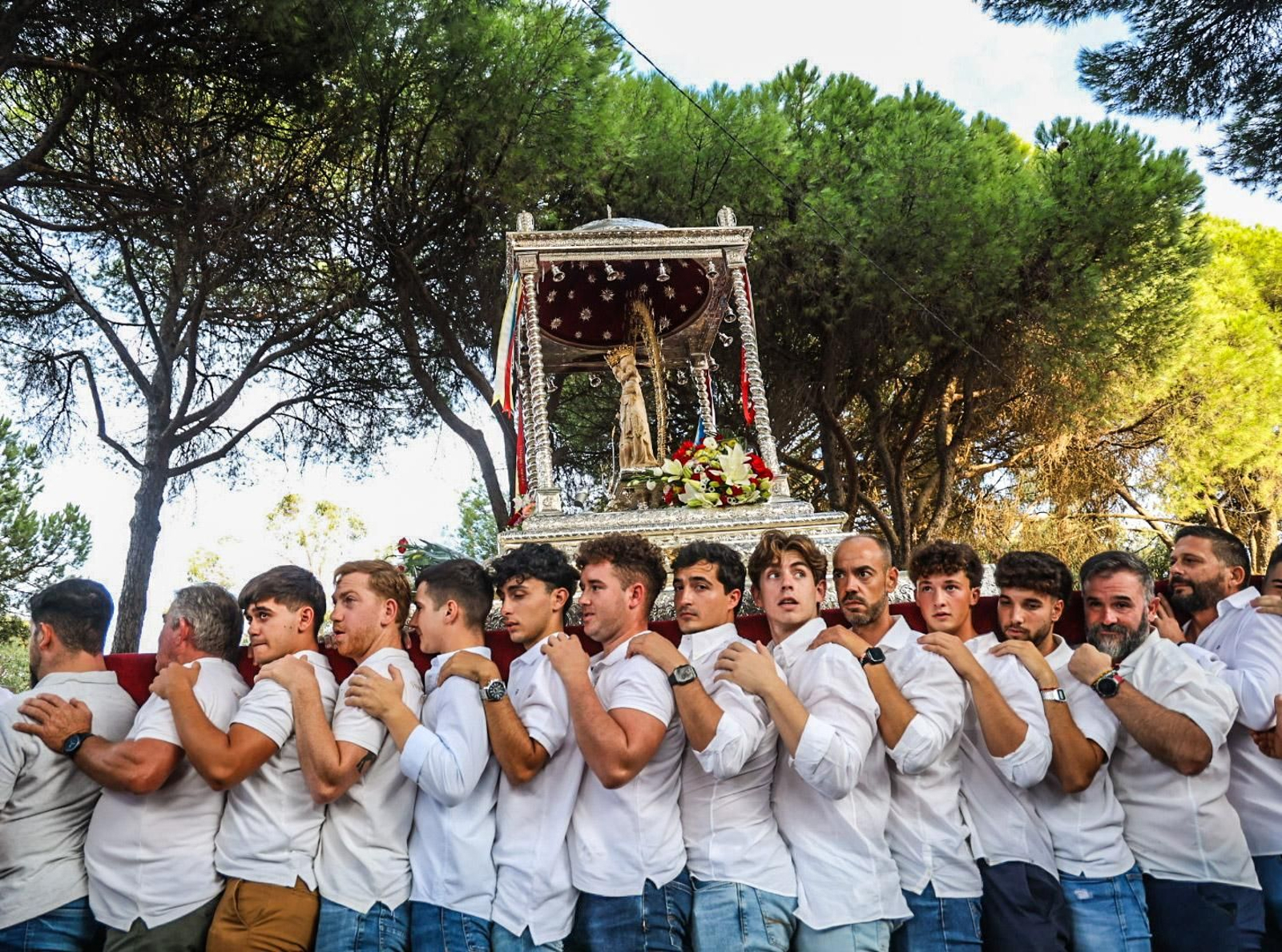 Imágenes de la procesión de Nuestra Señora de los Milagros, patrona de Palos de la Frontera, en la romería en el pinar de La Rábida