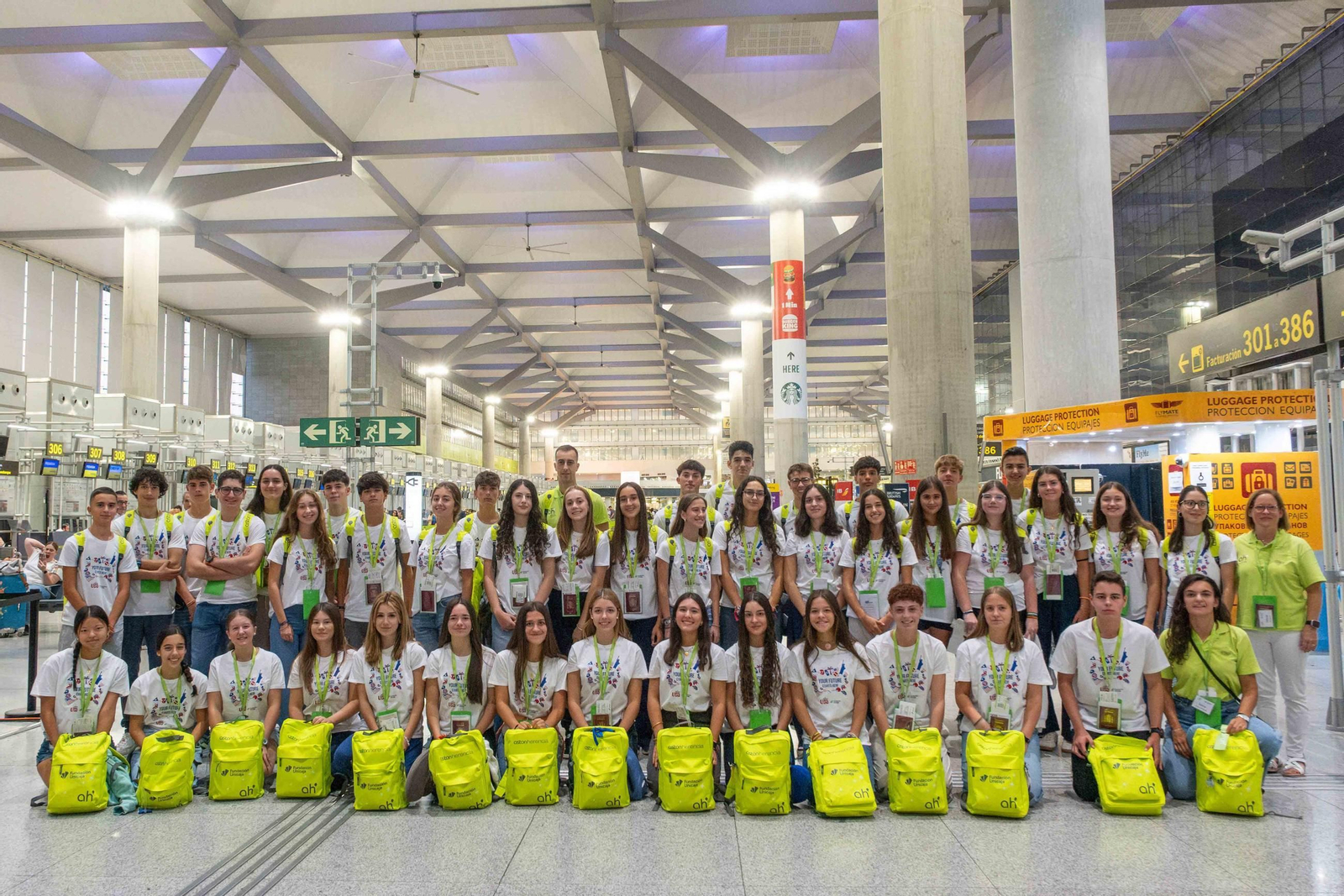 Los jovenes en el aeropuerto de Málaga, preparados para el viaje a Estados Unidos.