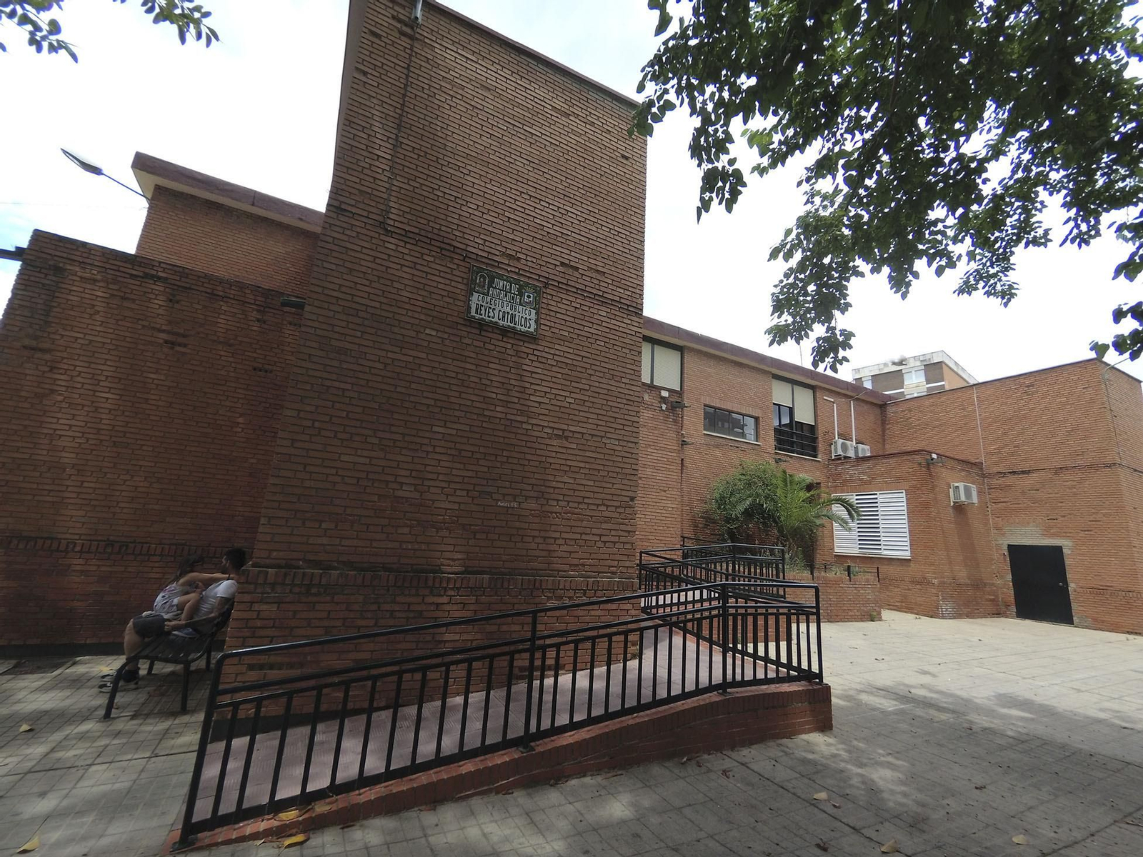 Fachada del colegio, en el que la Junta ya eliminó el pasado verano uno de los dos módulos existentes.