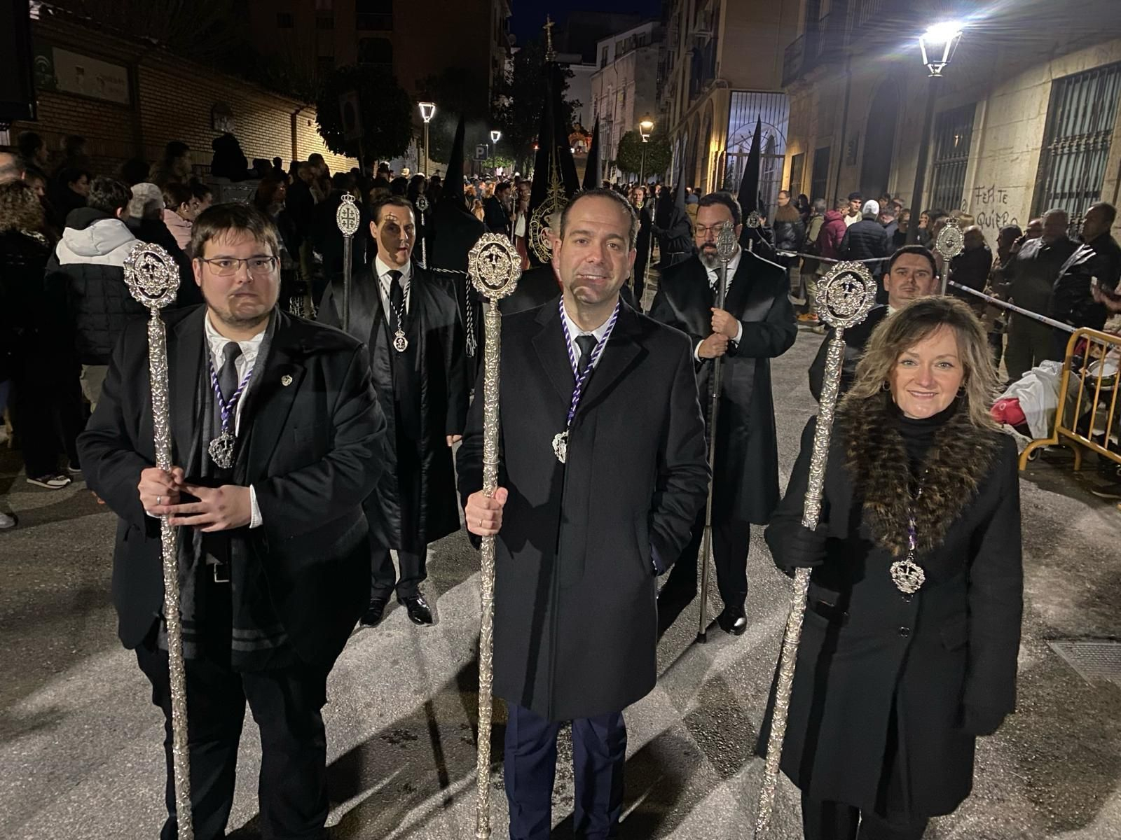 En imágenes: el Santo Sepulcro procesiona su luto por las calles de Jaén capital