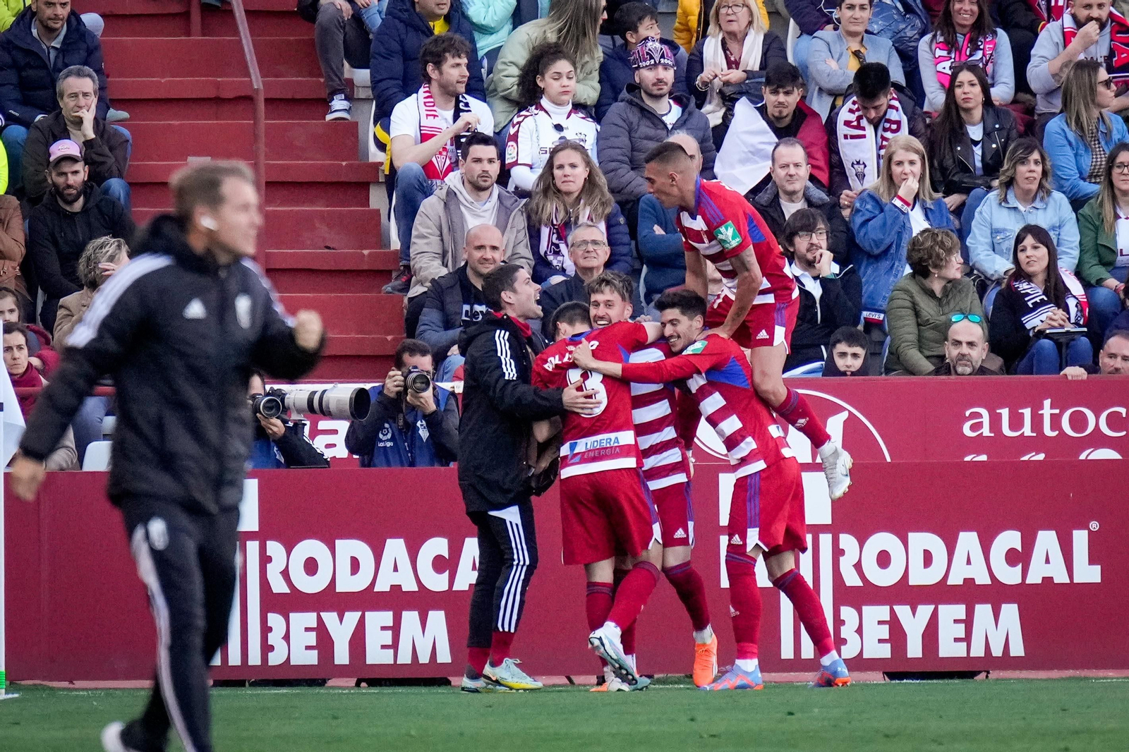 Ricard celebra con sus compañeros el gol que marcó en Albacete