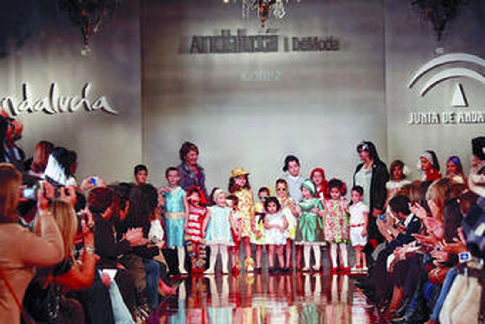 Agua Negra (izquierda) y las hermanas Pol Núñez (abajo), creadoras de bellos trajes de novia (derecha).