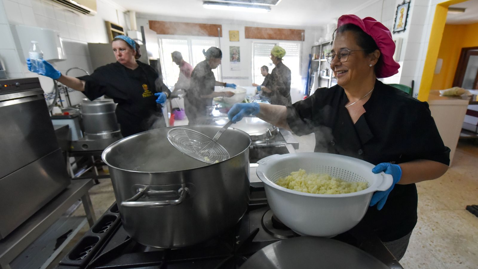 Fotos del comedor social 'Padre Cruceyra' de Cáritas Diocesana de Cádiz