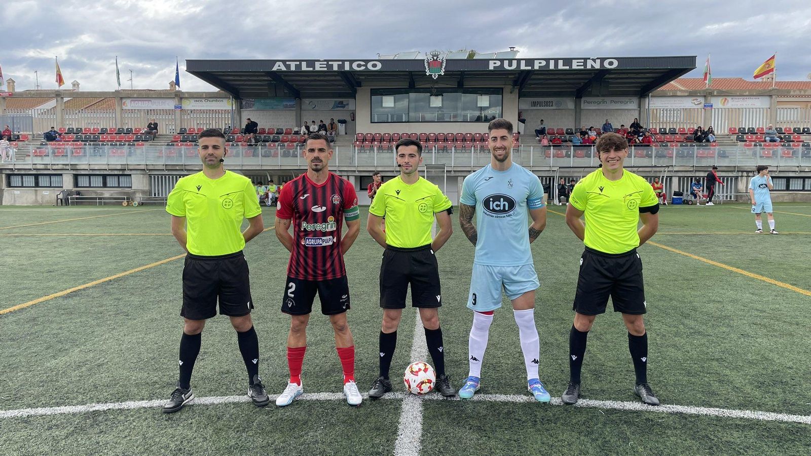 Los capitanes del Atlético Pulpileño y El Palmar posan con el trío arbitral antes del comienzo del encuentro.