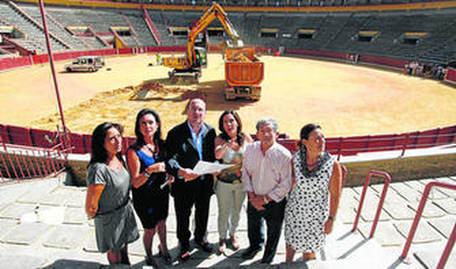 Rafael Navas, acompañado de varias concejalas y de los responsables de la constructora.