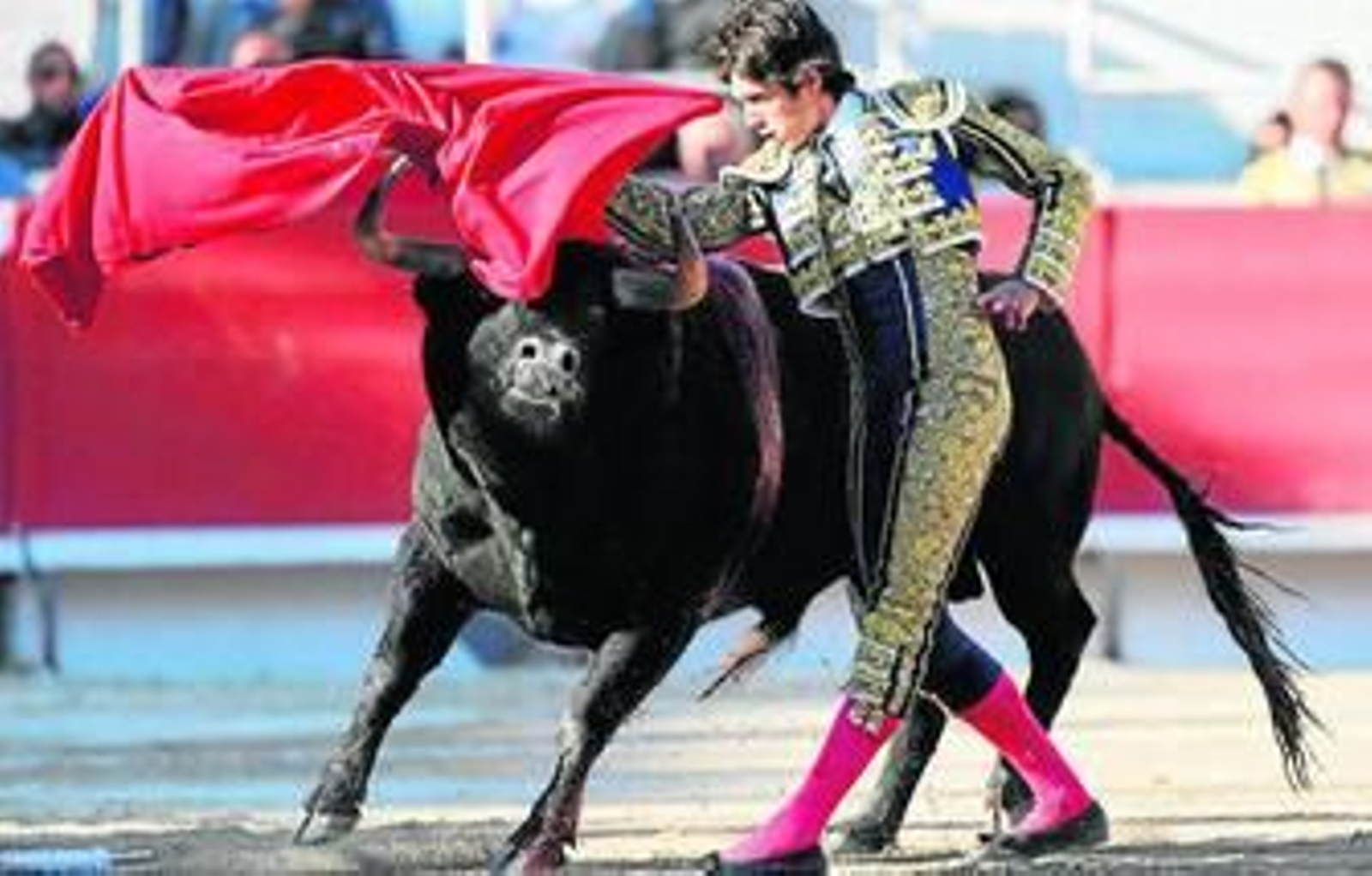 Sebastián Castella, en un pase de pecho, en la corrida de ayer en Arles. Sebastián Castella, en un pase de pecho, en la corrida de ayer en Arles.