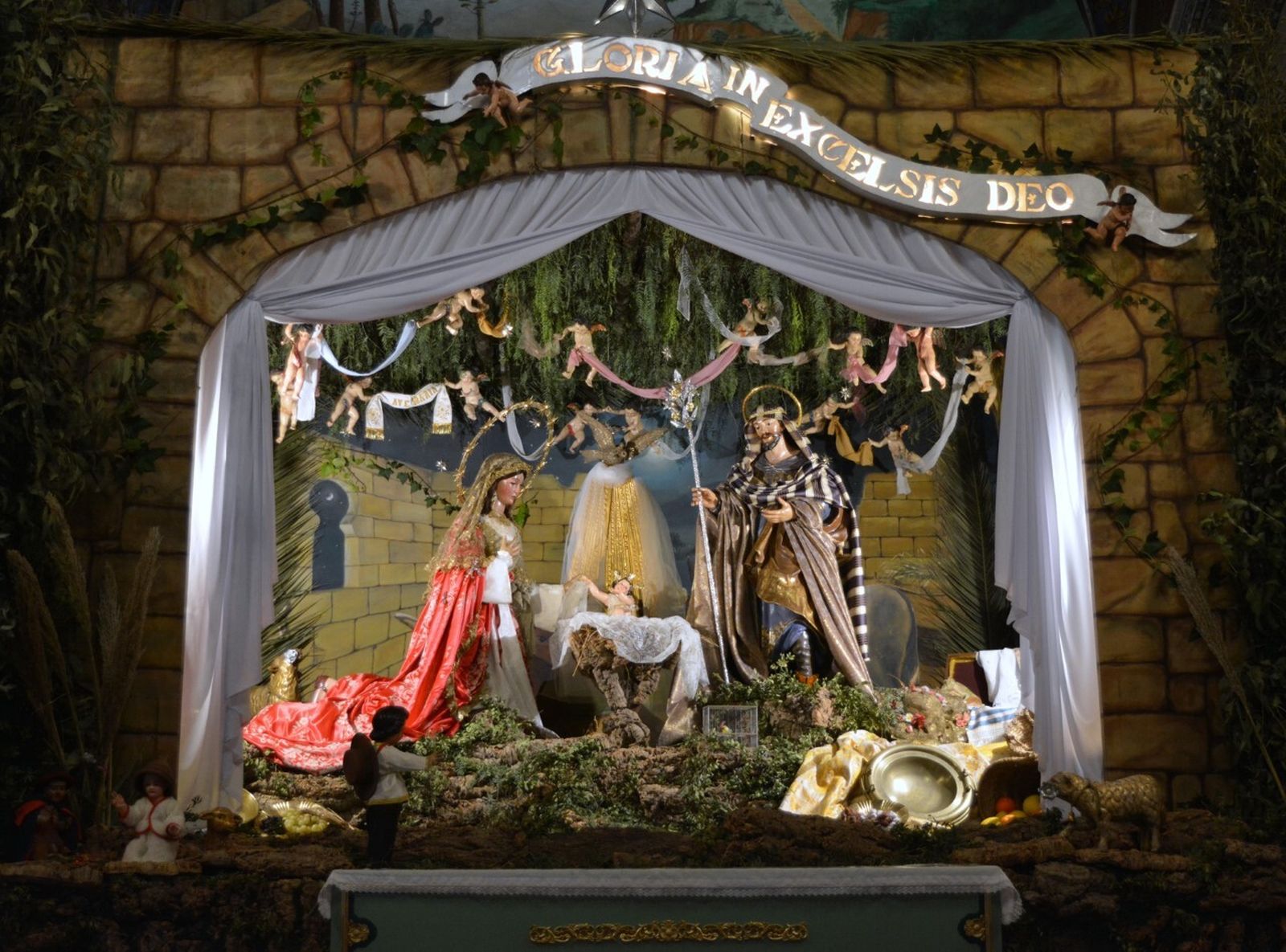 La Virgen de la Soledad, San José y el Niño Dios en el portal de Belén que se descubre en Nochebuena.