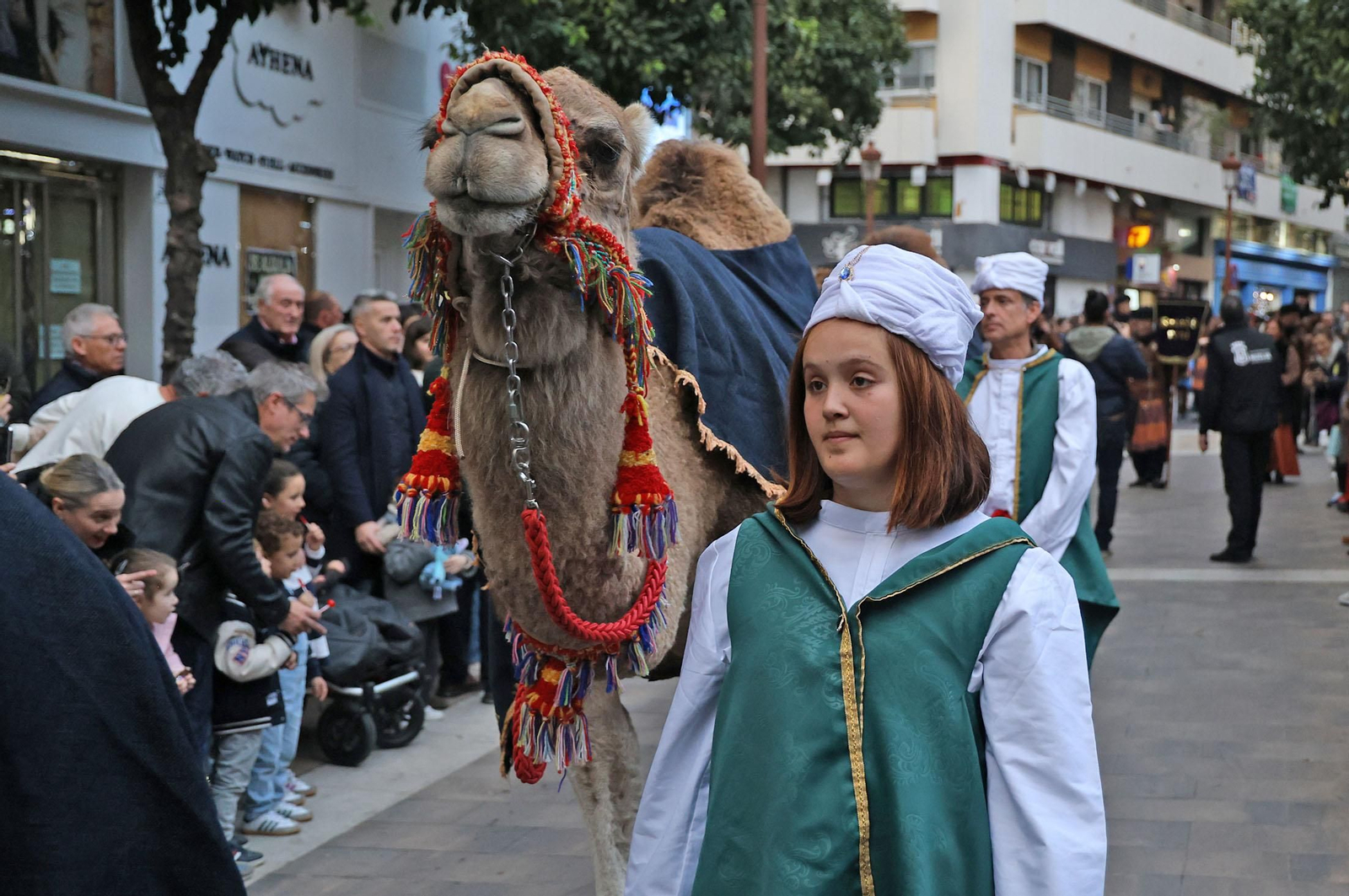 Imágenes del Heraldo Real anunciando la llegada de los Reyes Magos a Huelva