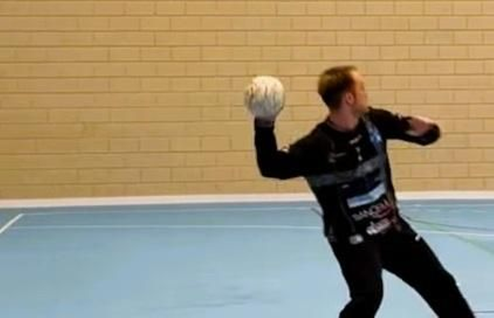 El guardameta del conjunto canterano-sureño se dispone a realizar un saque durante un encuentro en casa.