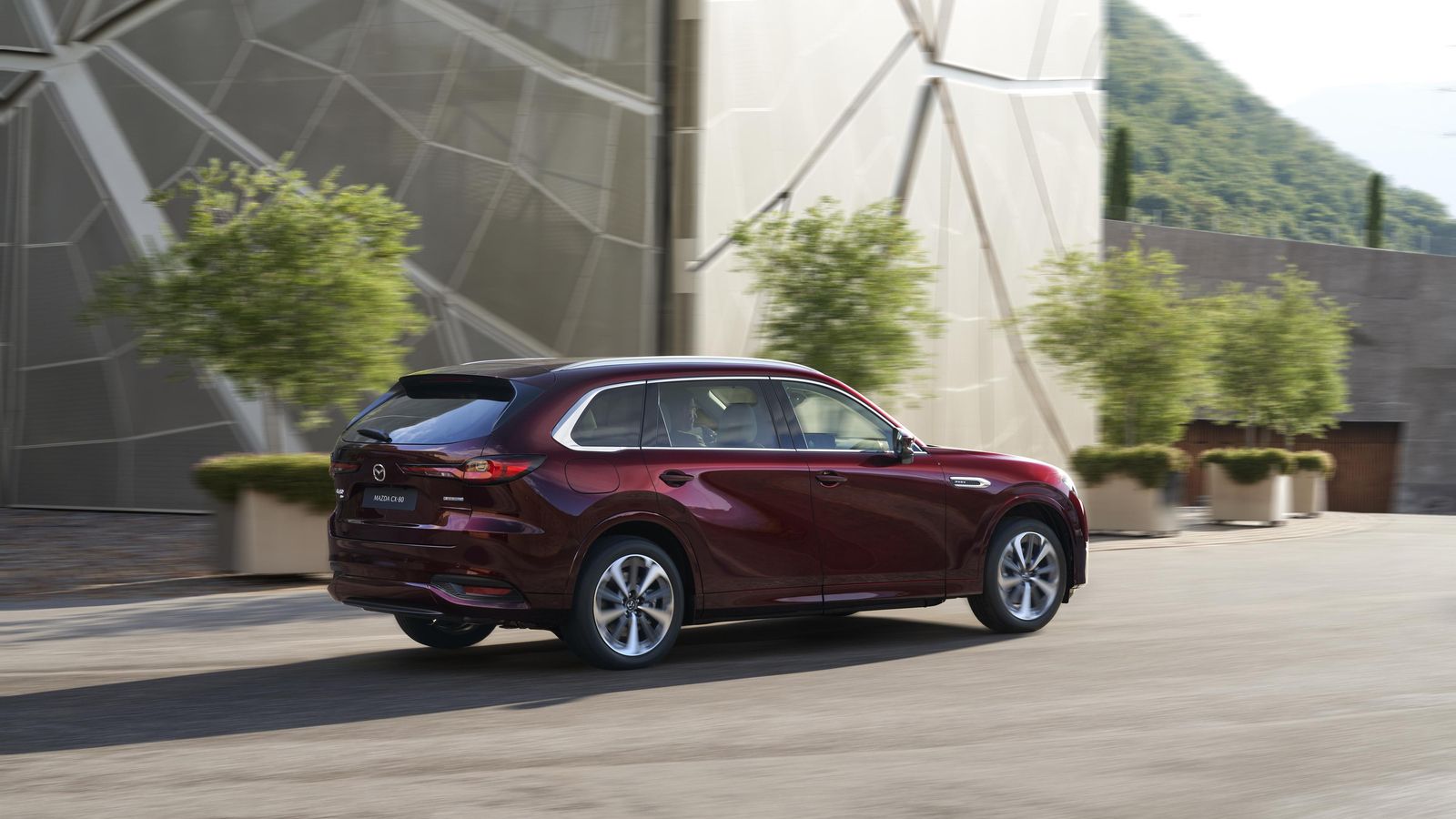 El CX-80 viene a ser un CX-60 que es 25 centímetros más largo, lo que permite situar en su zona trasera una tercera fila de asientos.