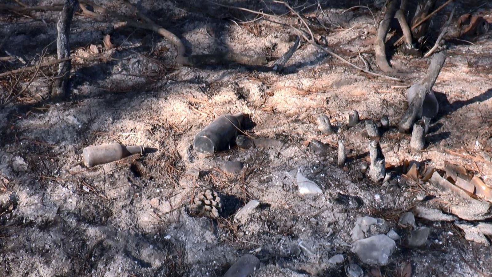 Restos de basura en la zona que sufrió el incendio