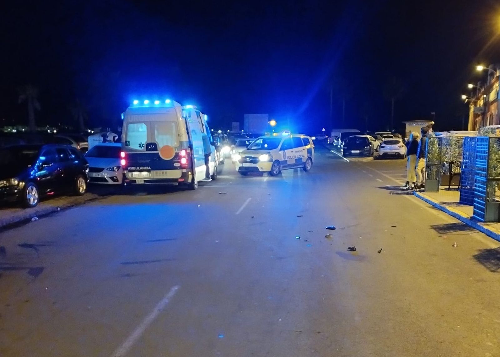 Policía y sanitarios en el lugar del accidente