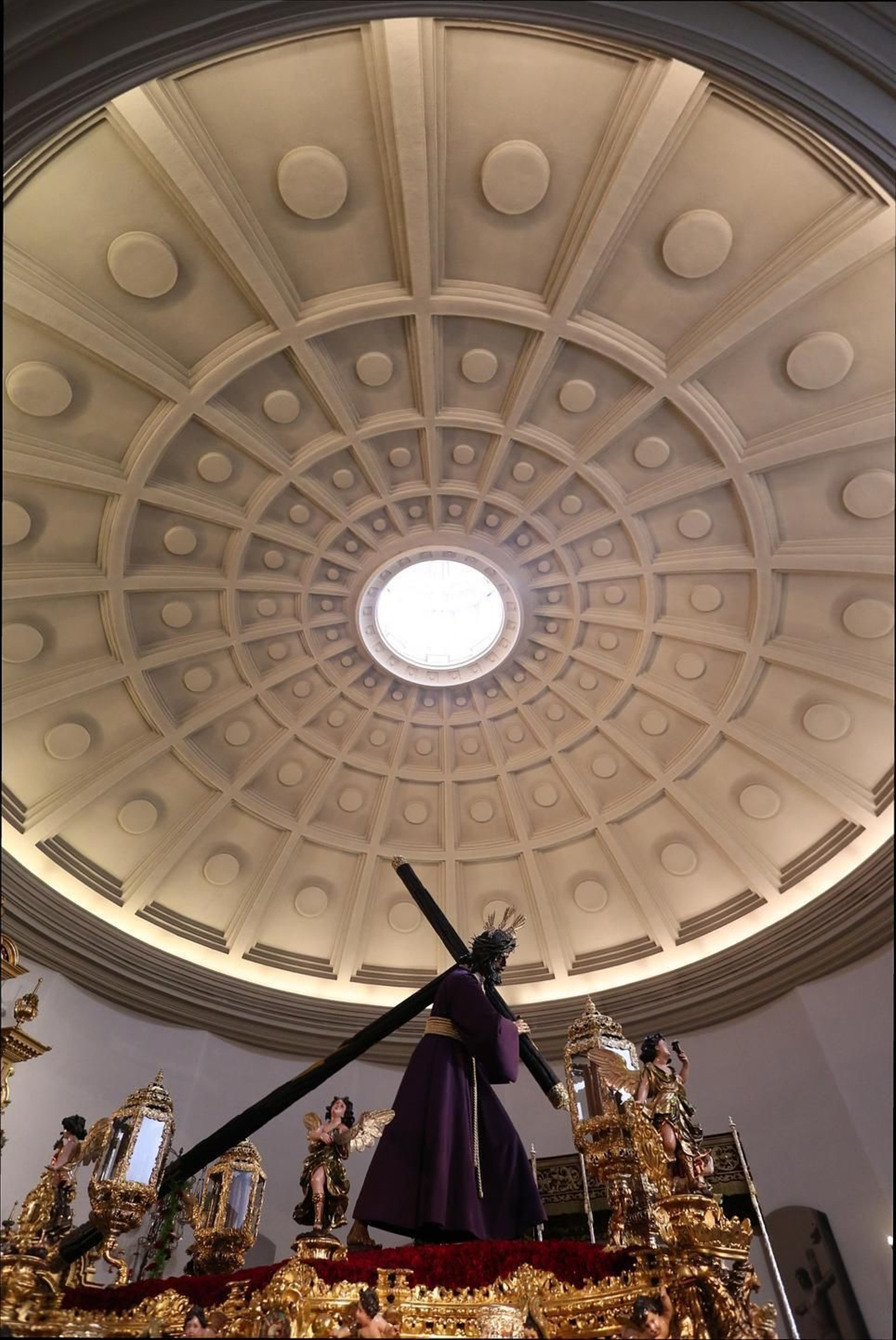 Visita a la basílica del Gran Poder en la mañana del Jueves Santo.