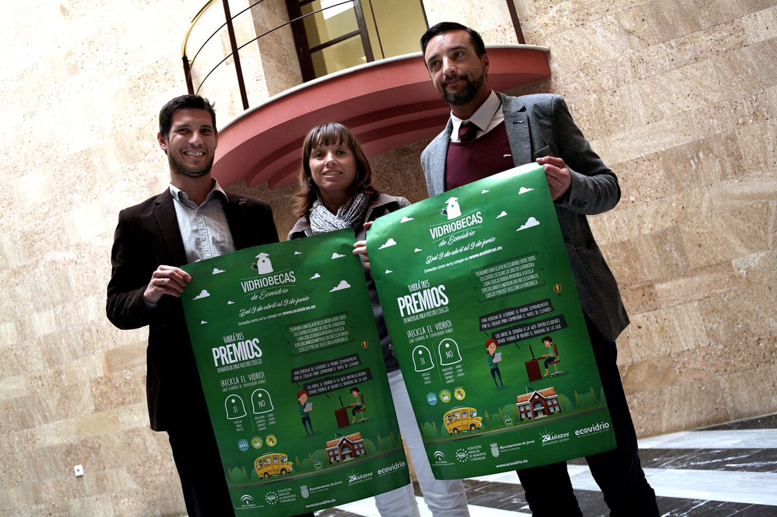 Jesús Gutiérrez, de Ecovidrio, posa con Laura Álvarez y José Antonio Díaz.