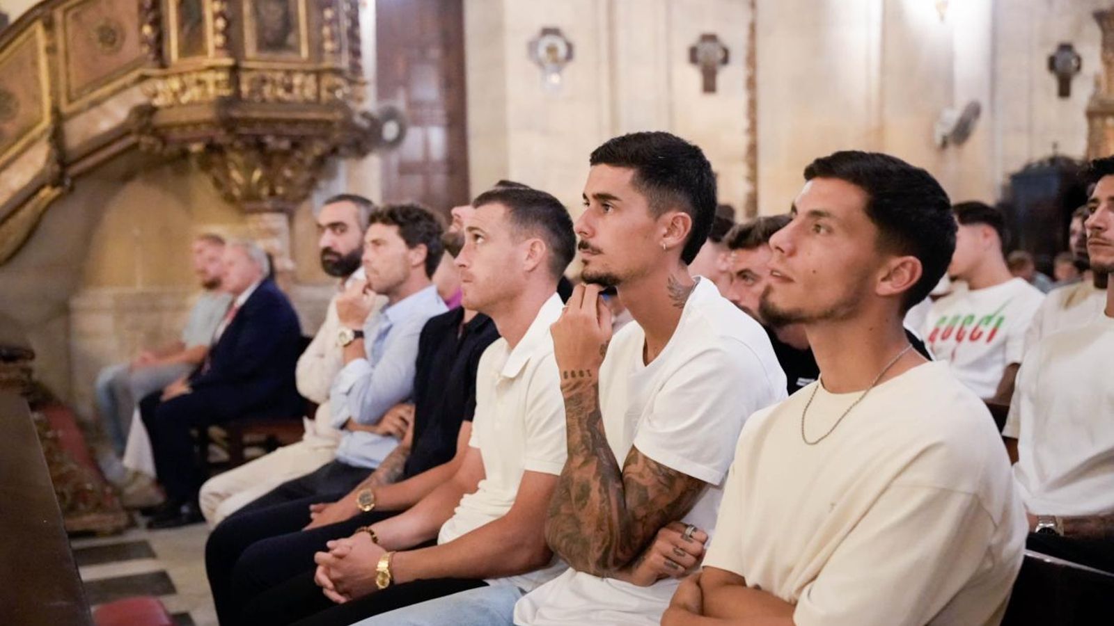 Los capitanes del equipo, presentes en este tradicional acto.