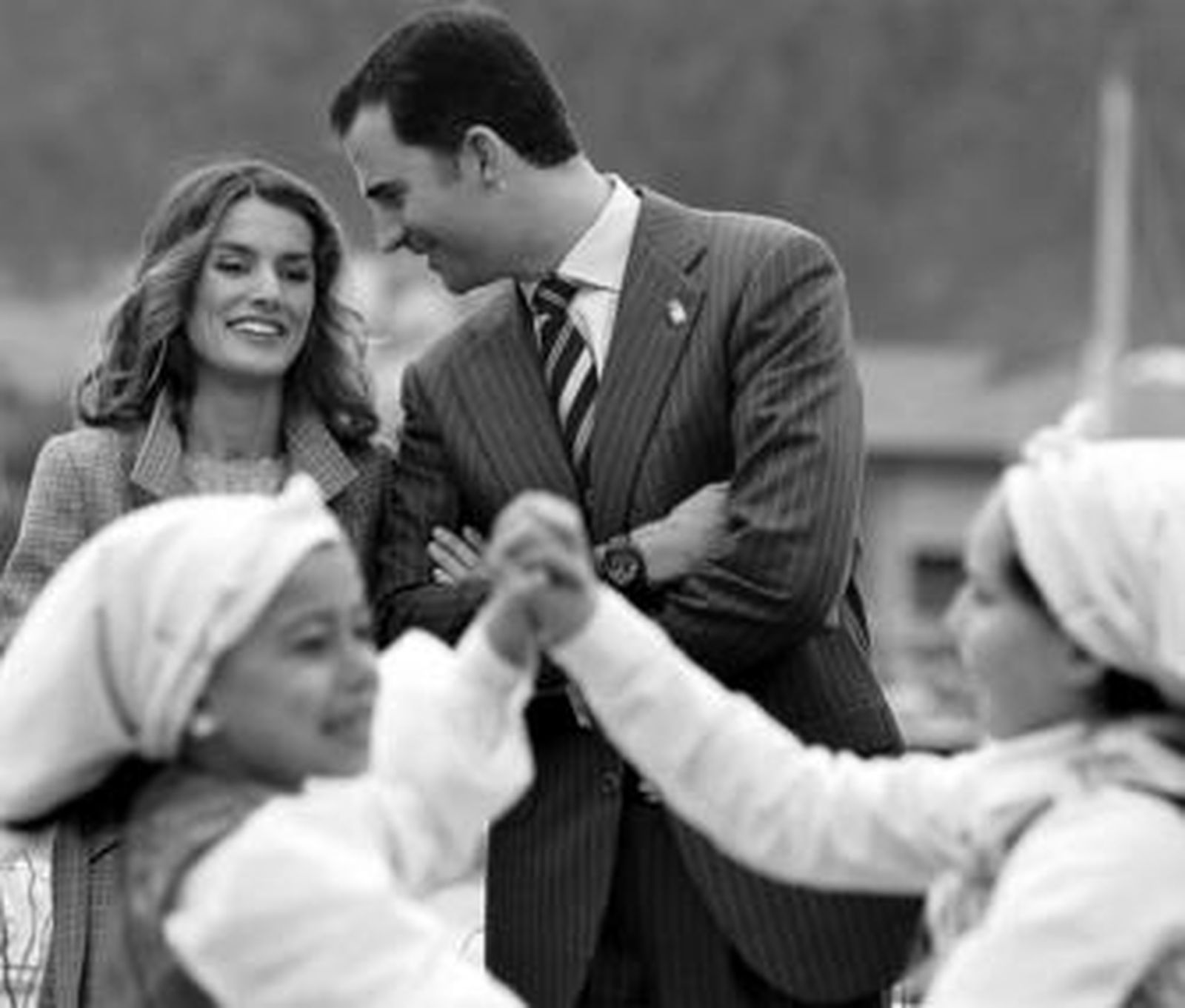 Los niños de un colegio local le dedicaron a los Príncipes la danza de Los Arcos, tradicional de Ribadesella.