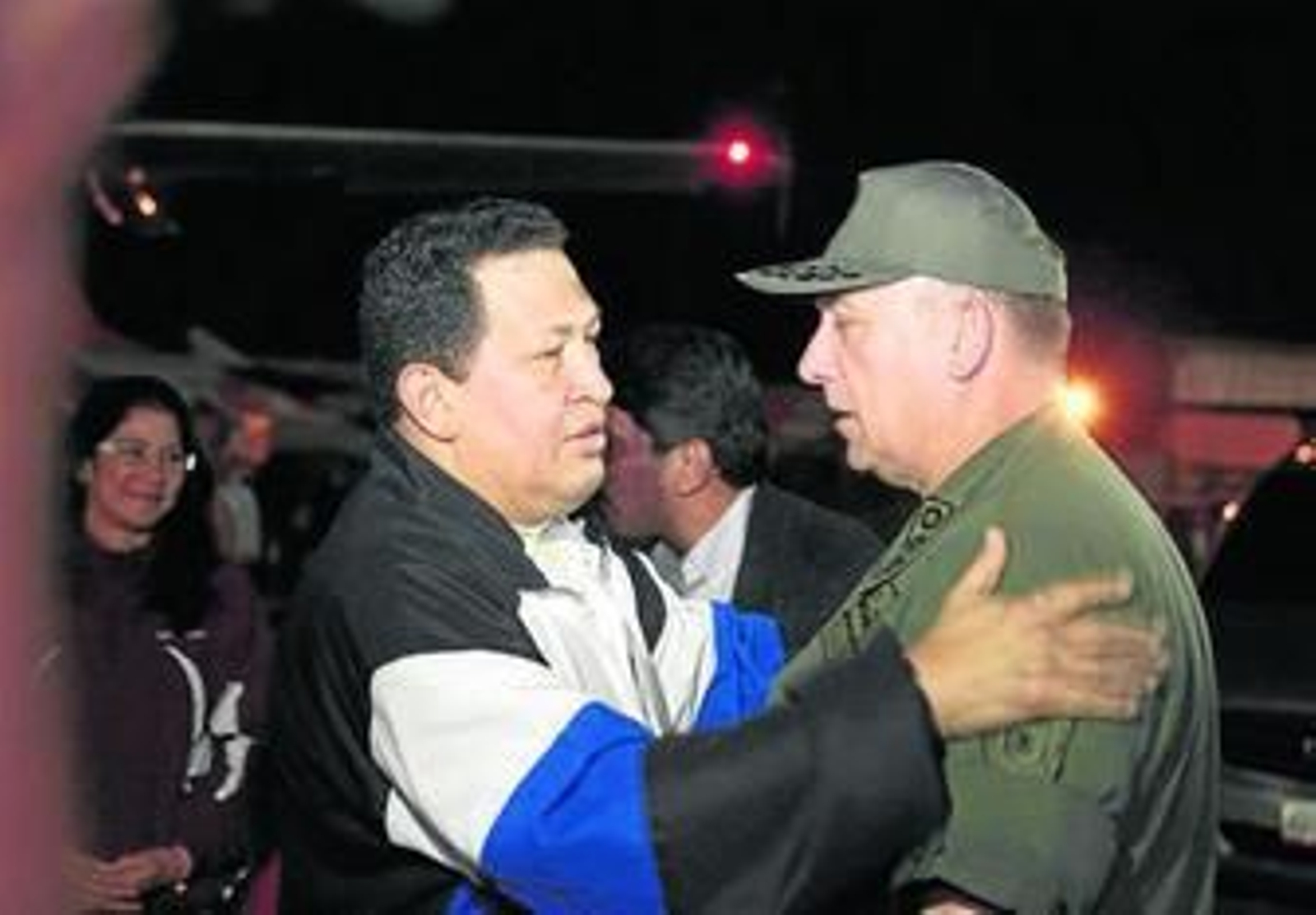 Chávez saluda al ministro de Defensa a su llegada a Caracas.