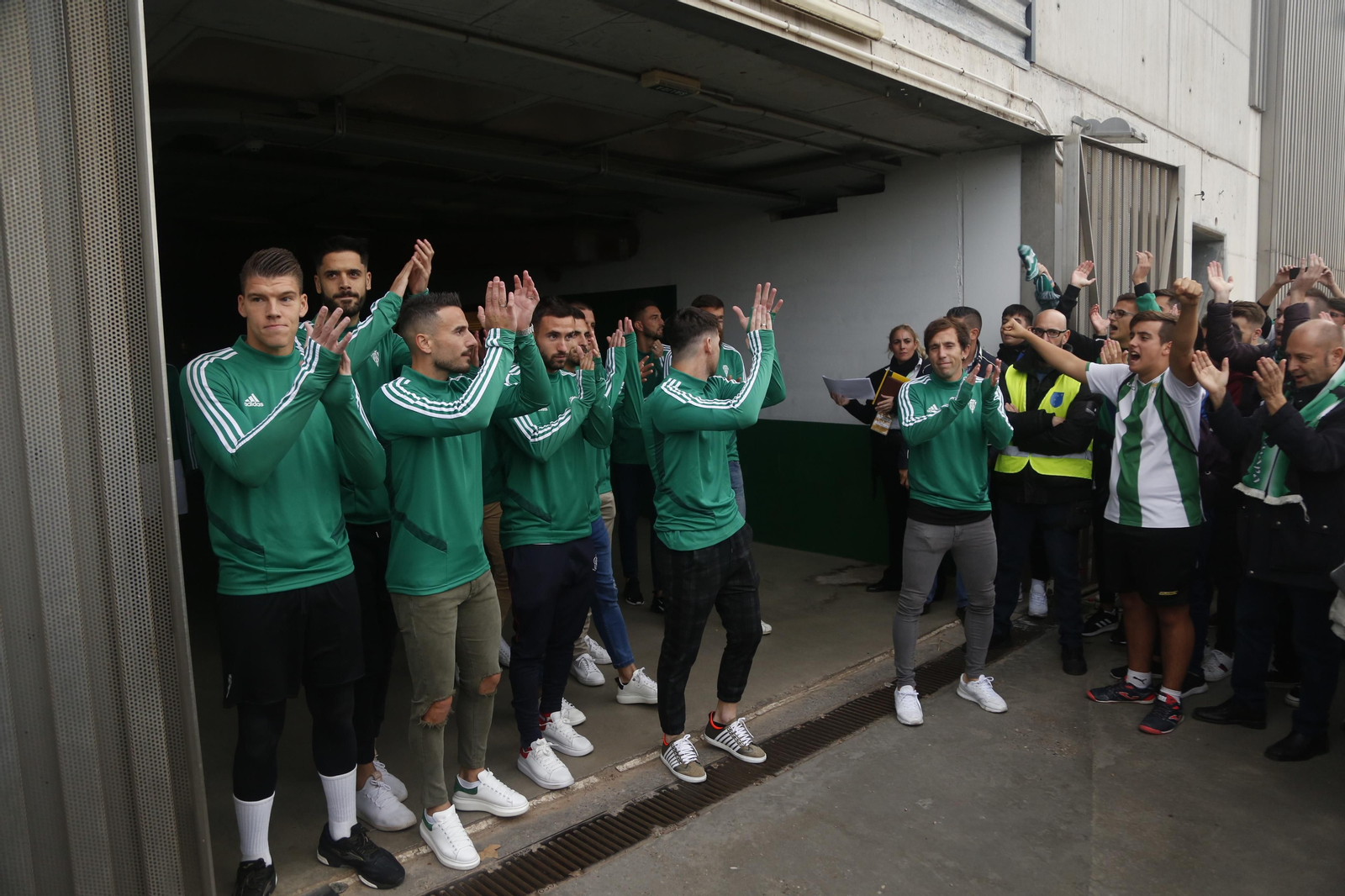La afición del Córdoba recibe a sus jugadores y clama contra Jesús León