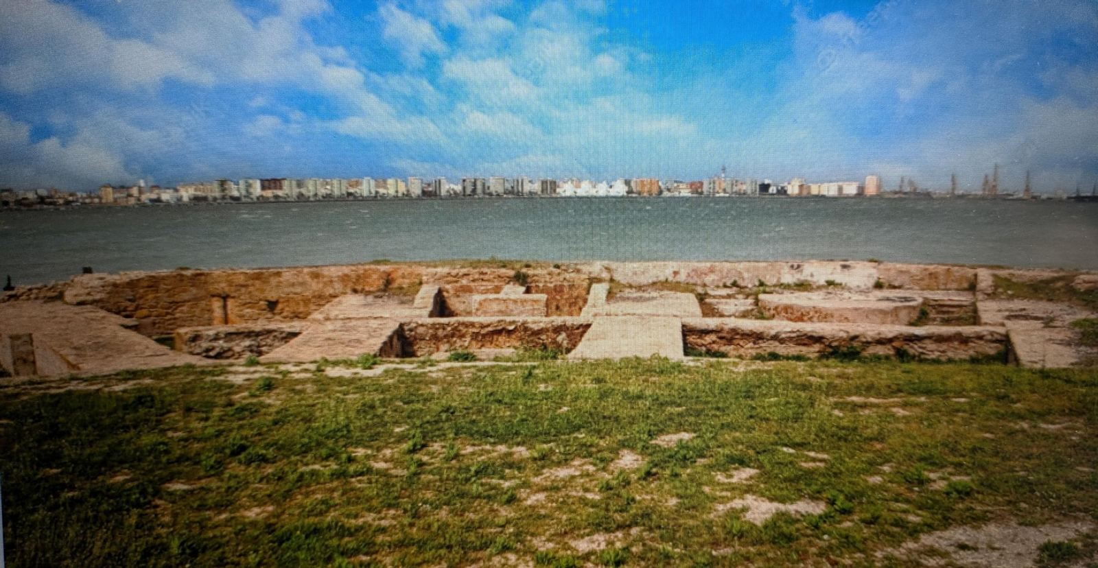 Ruinas del fuerte de Matagorda, frente al fuerte de Puntales.