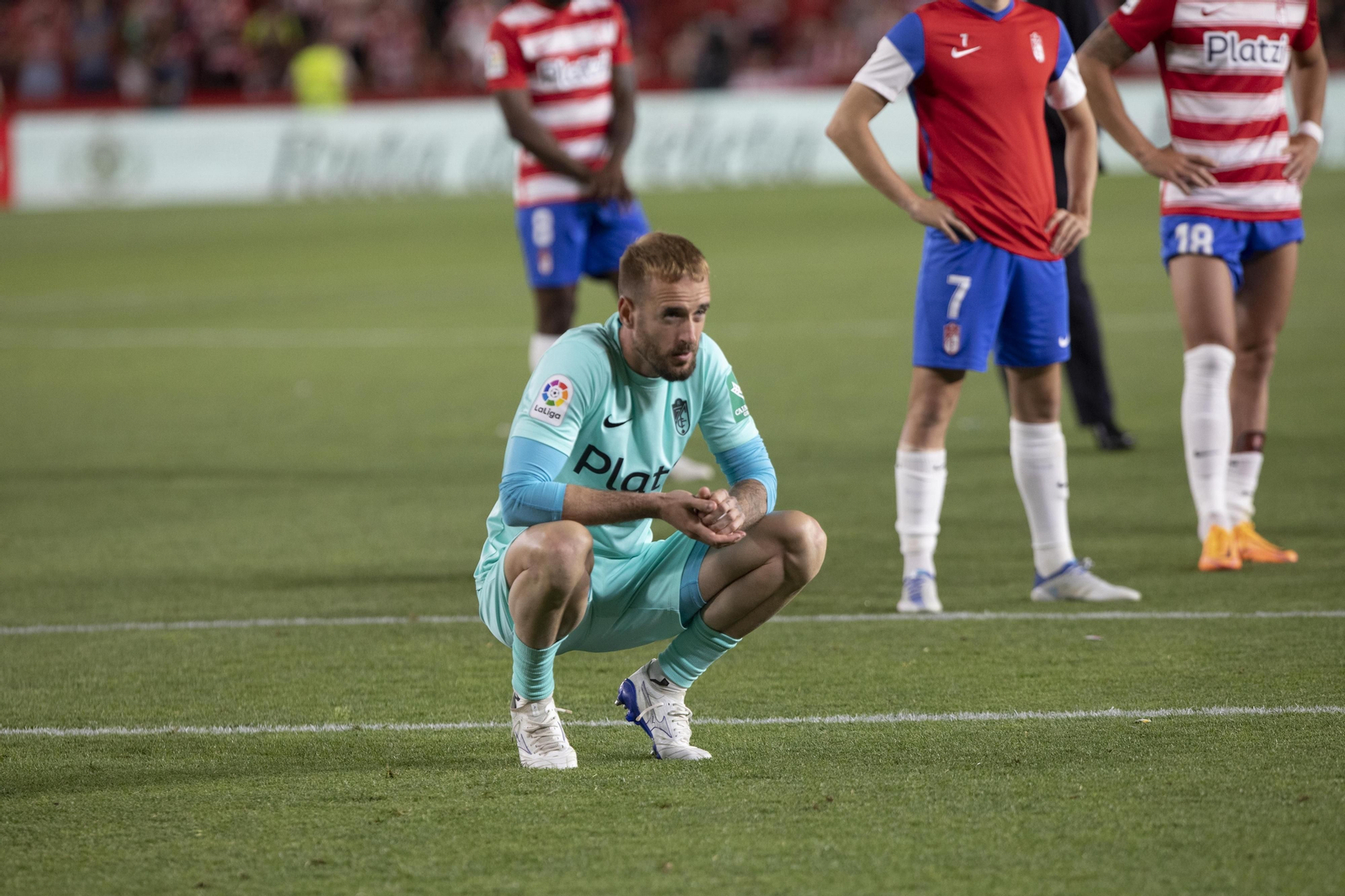 El desconsuelo tras el descenso del Granada CF, en imágenes