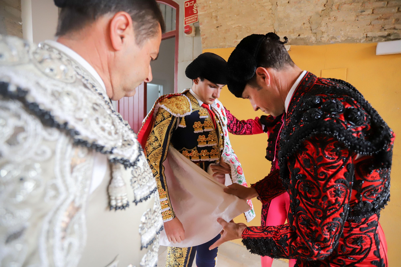 Imágenes de la novillada previa a la Semana Santa en la plaza de toros de La Línea