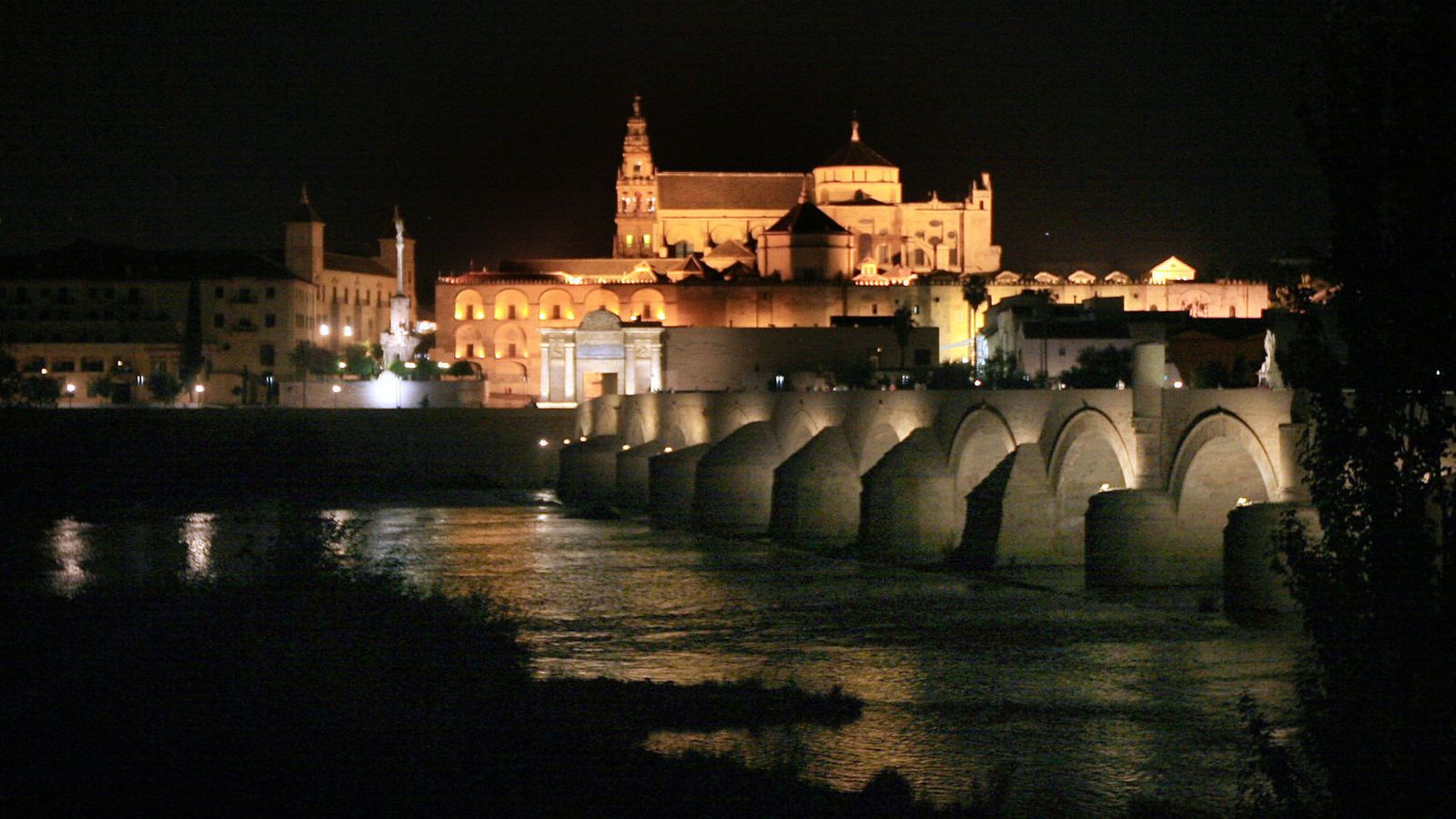 La Mezquita-Catedral de Córdoba iluminada de noche.