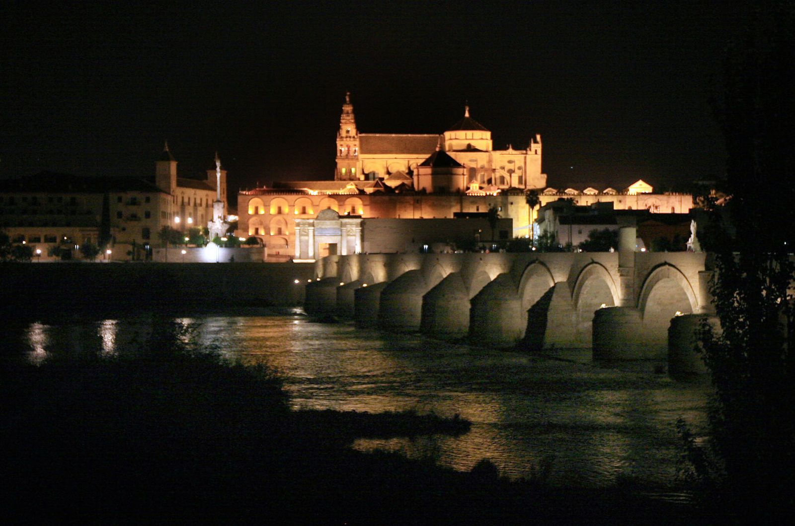 La Mezquita-Catedral de Córdoba iluminada de noche.