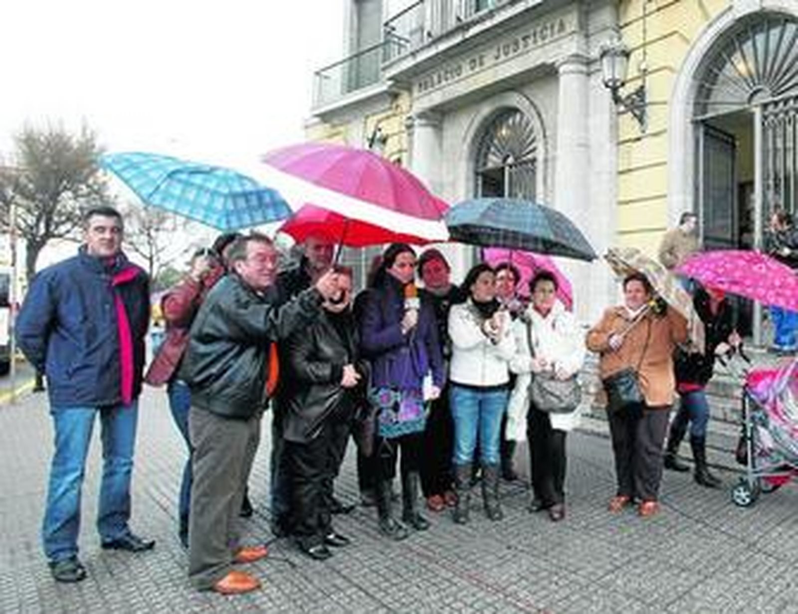 Familias denunciantes, el pasado diciembre, ante la Audiencia Provincial, tras entrevistarse con la fiscal jefe.