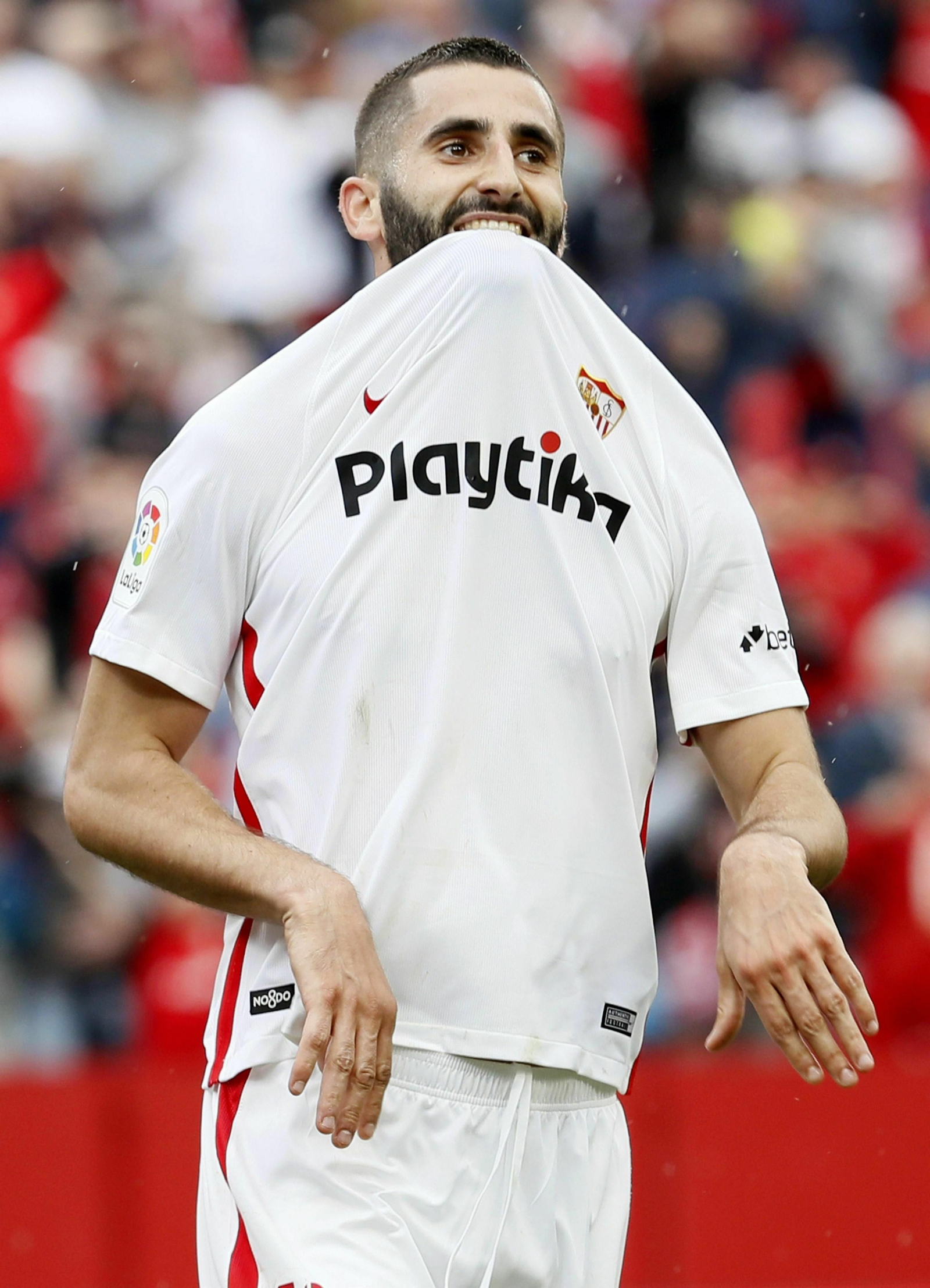 Gonalons se lamenta en el partido Sevilla-Valencia.