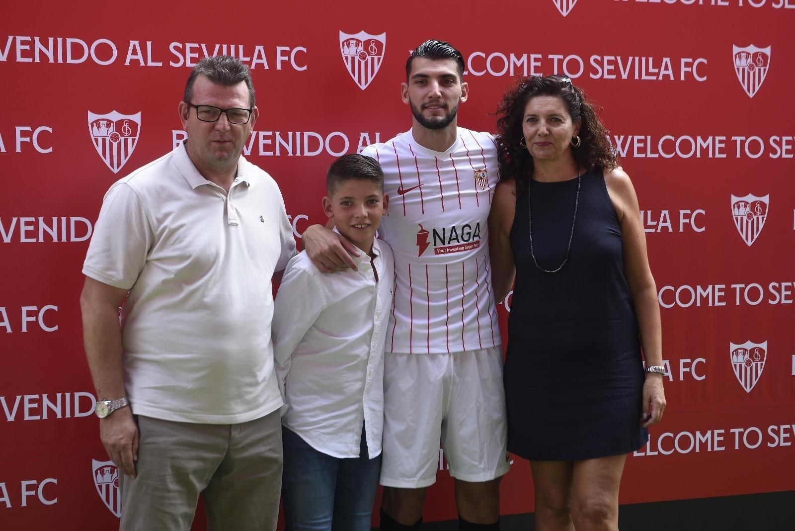 Rafa Mir posa con su familia el día de su presentación como jugador del Sevilla