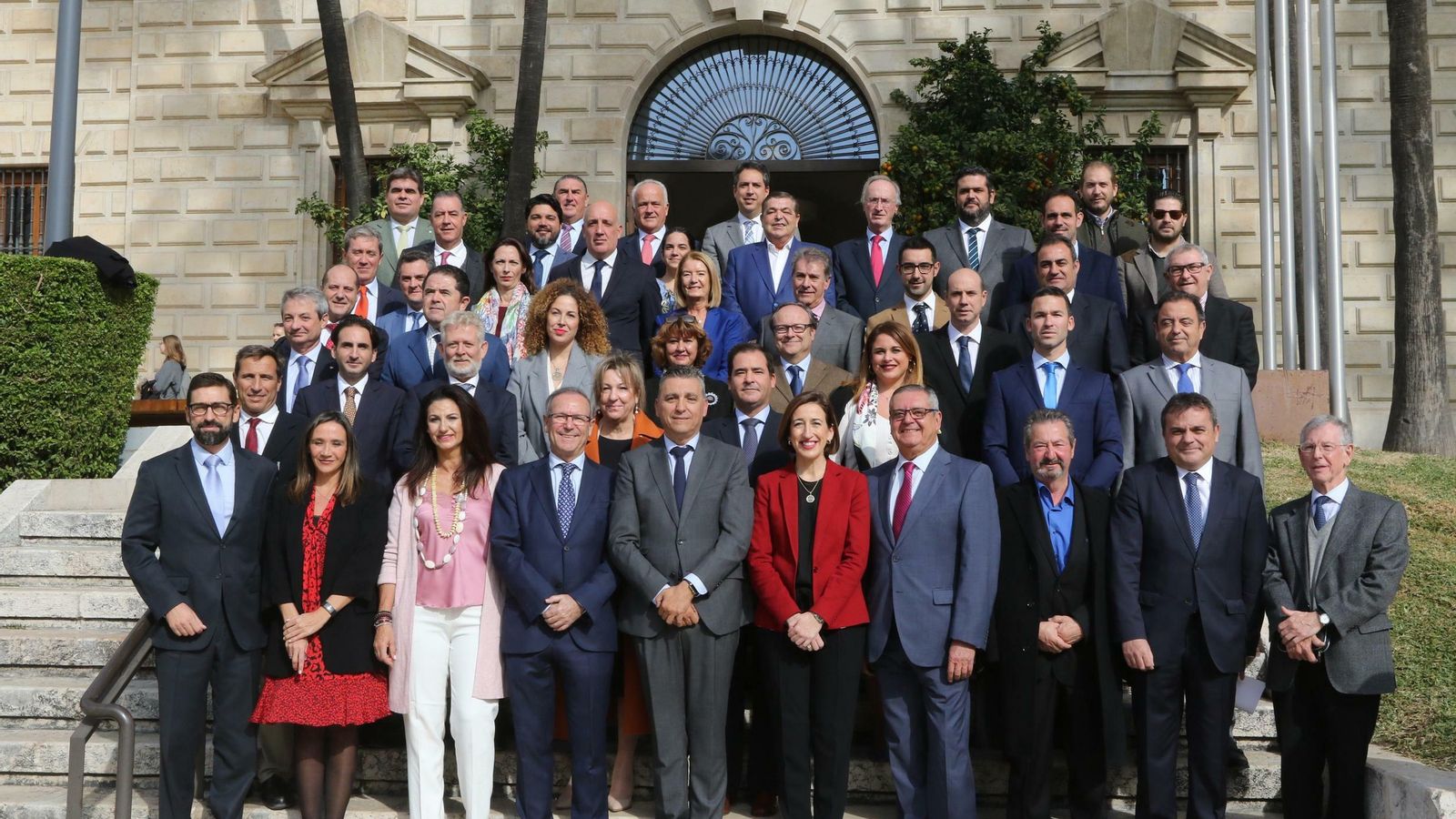 Sergio Cuberos acompañado por todos los miembros del nuevo Pleno de la Cámara de Comercio. Sergio Cuberos acompañado por todos los miembros del nuevo Pleno de la Cámara de Comercio.