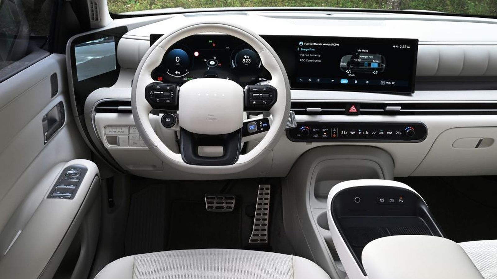 El Nexo incorpora una instrumentación semejante a la de otros Hyundai, con doble pantalla, así como cámaras digitales en lugar de retrovisores en su acabado más equipado.