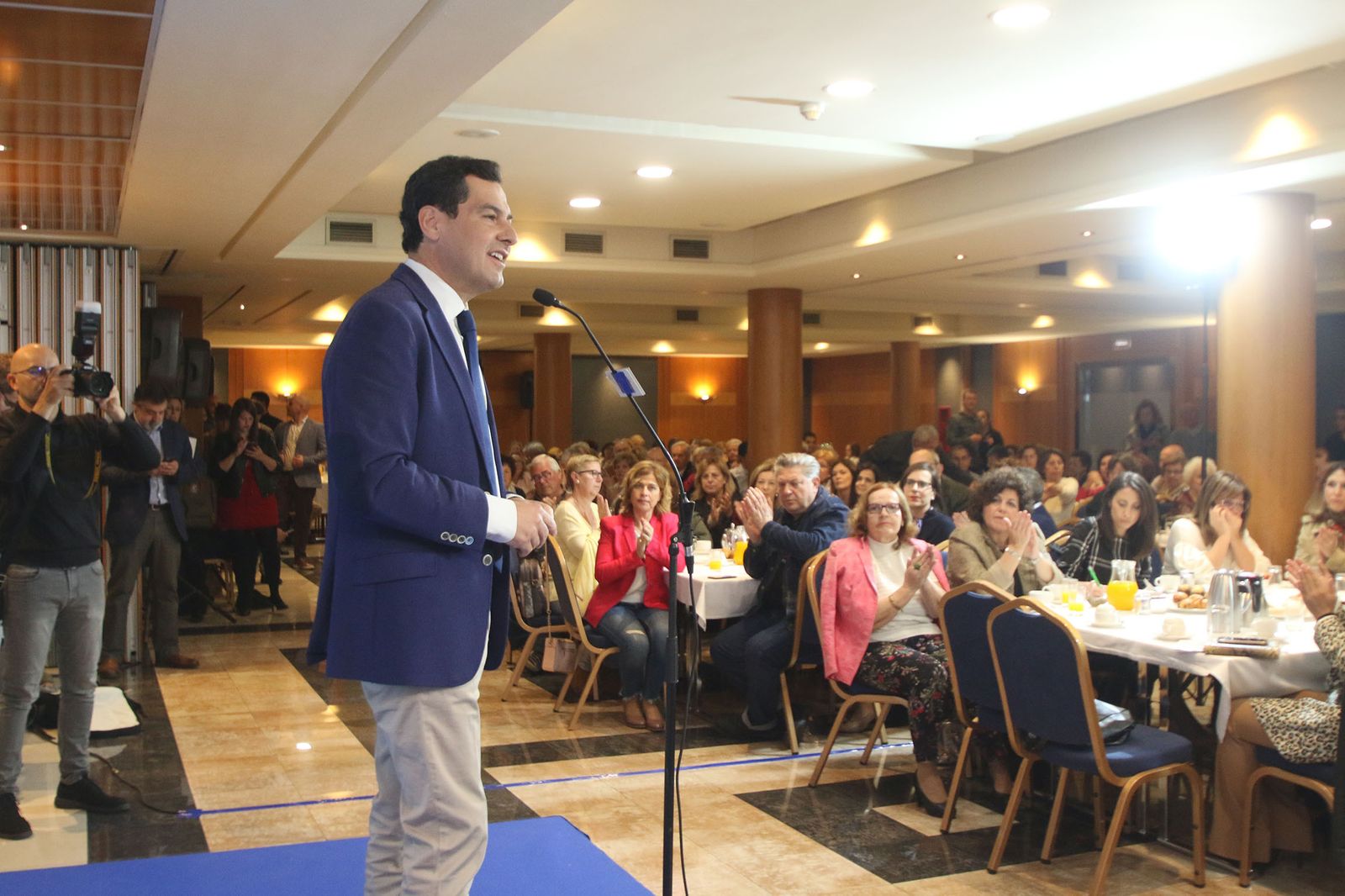 Las imágenes de la visita de Juanma Moreno a Almería