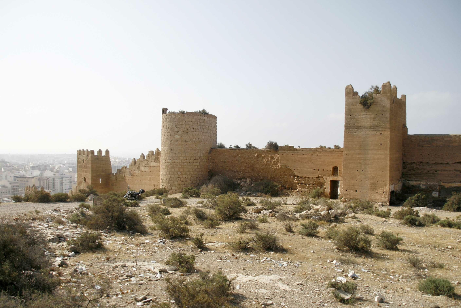 Las murallas del cerro de San Cristóbal, pertenecientes al Conjunto Monumental la Alcazaba, son un claro ejemplo de dejación de funciones.