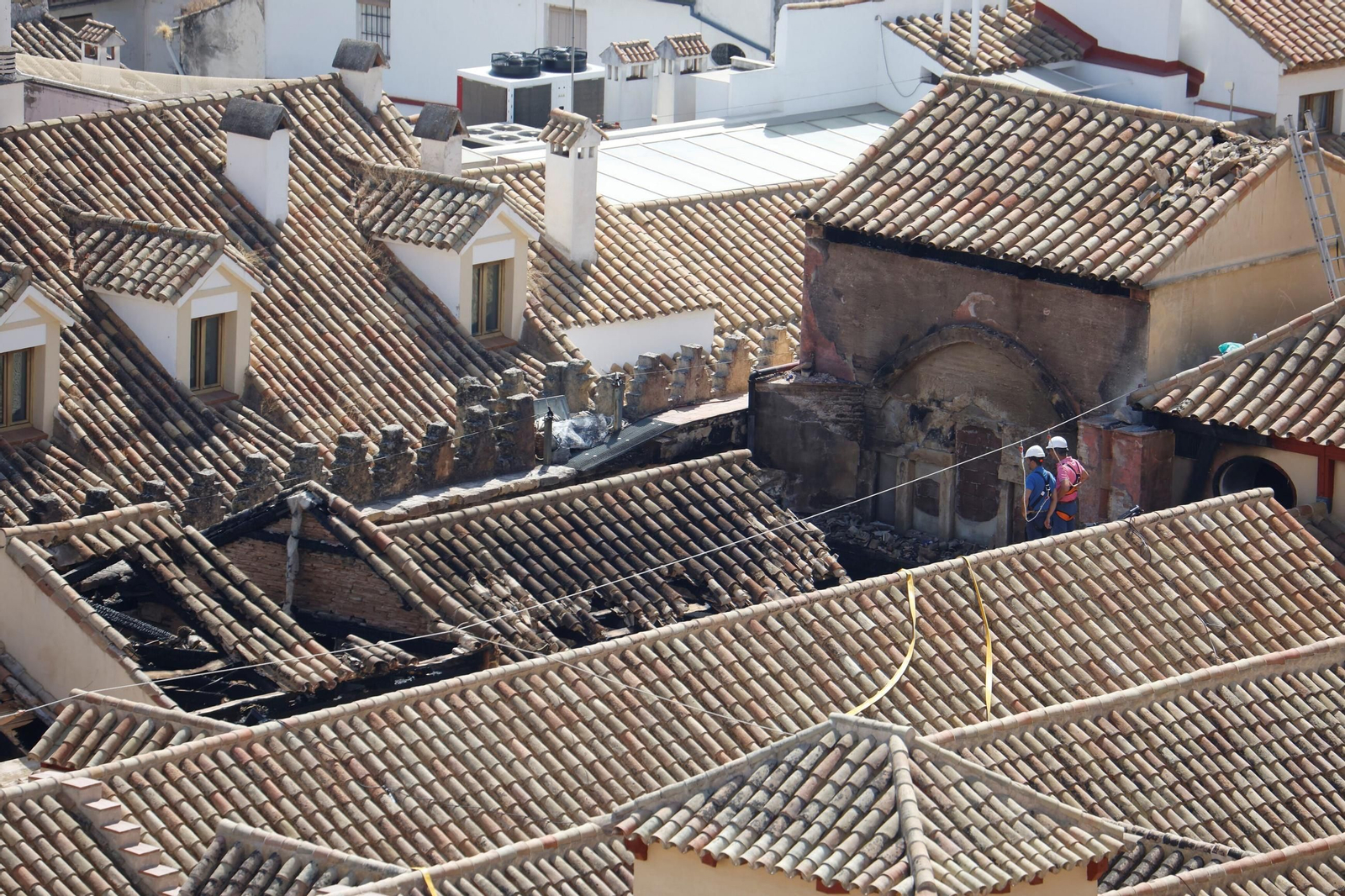 Los daños producidos por el incendio en la Mezquita-Catedral vistos desde las cubiertas