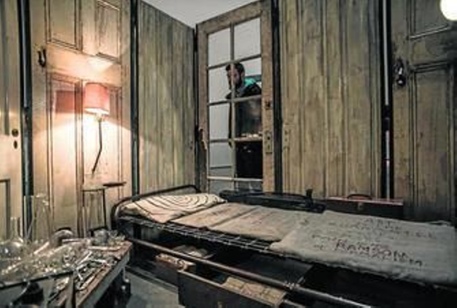 1. Un hombre observa la 'Celda I'. 2. 'Celda VII', otra de las piezas que se expone. 3. 'Dentro y fuera', reflexión sobre la histeria masculina. 4. 'Red Room (Parents)'. 5. 'Choisy', recreación de la casa familiar. 6. Jerry Gorovoy, asistente de Bourgeois, el pasado jueves en Bilbao. 7. Francisco González, presidente de la Fundación BBVA, la comisaria Julienne Lorz y Rafael Pardo, director de la Fundación BBVA, escuchan las explicaciones de Gorovoy.